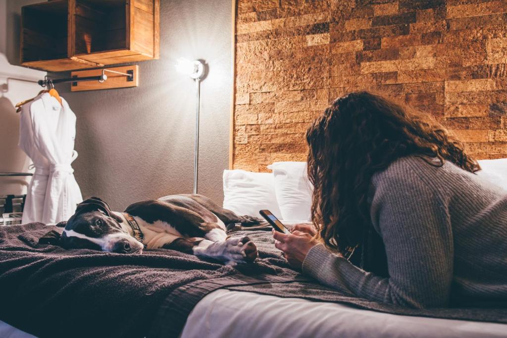 Postel nebo postele na pokoji v ubytování Adrift Hotel