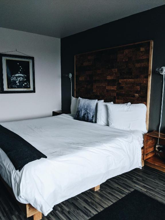 Postel nebo postele na pokoji v ubytování Adrift Hotel