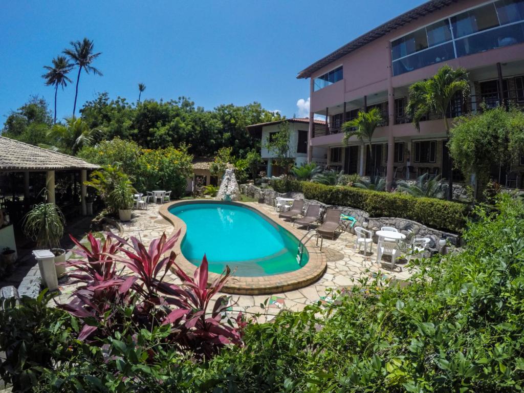 uma piscina em frente a um edifício em Hotel e Pousada Tropical Wind do Cumbuco em Cumbuco