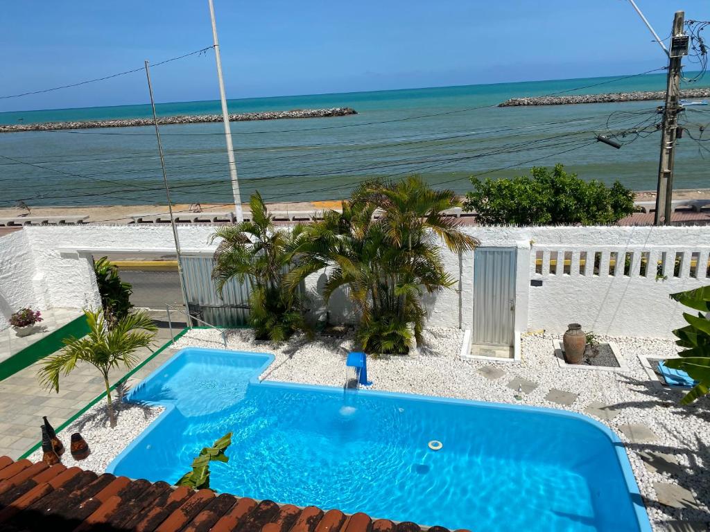 einen Pool mit Meerblick in der Unterkunft Taverna do Paraiso in Janga