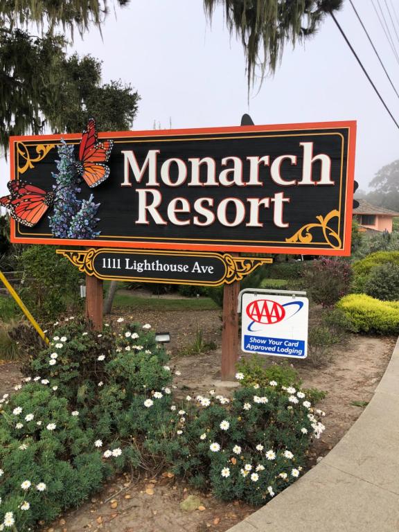 una señal para un complejo mauritio con flores en The Monarch Resort en Pacific Grove