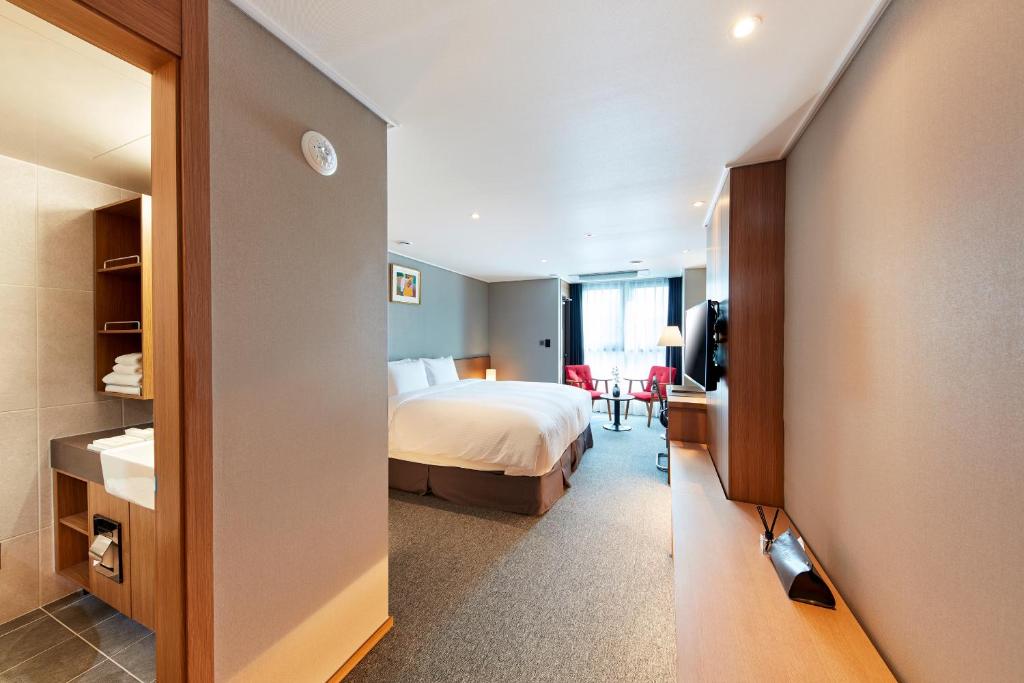 Ramada by Wyndham Gumi - Ramada Hollywood Double