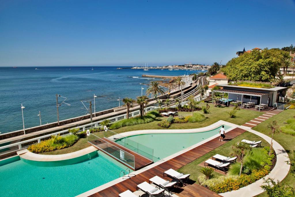 uma piscina com o oceano ao fundo em InterContinental Cascais-Estoril, an IHG Hotel em Estoril