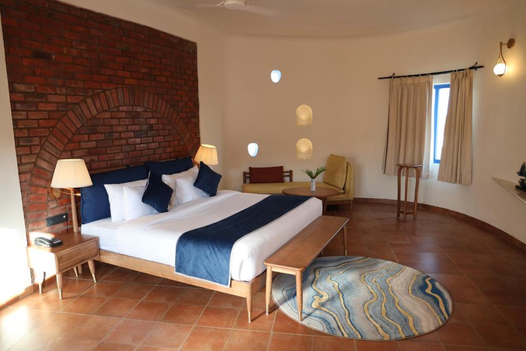 Postel nebo postele na pokoji v ubytování Ramee Royal Resort & Spa - Udaipur