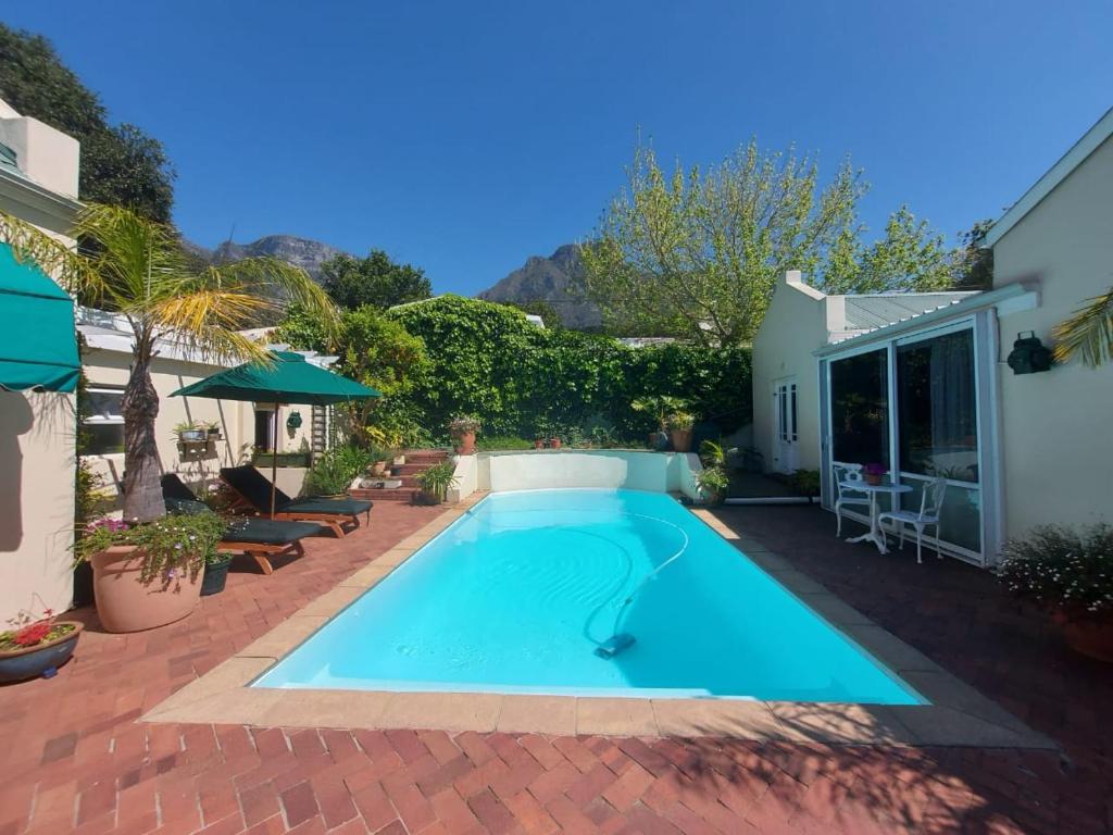 uma piscina no quintal de uma casa em Newlands Guest House em Cidade do Cabo