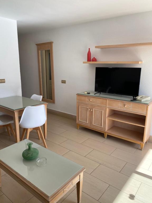 Televízia a/alebo spoločenská miestnosť v ubytovaní Apartamentos Oasis Sol