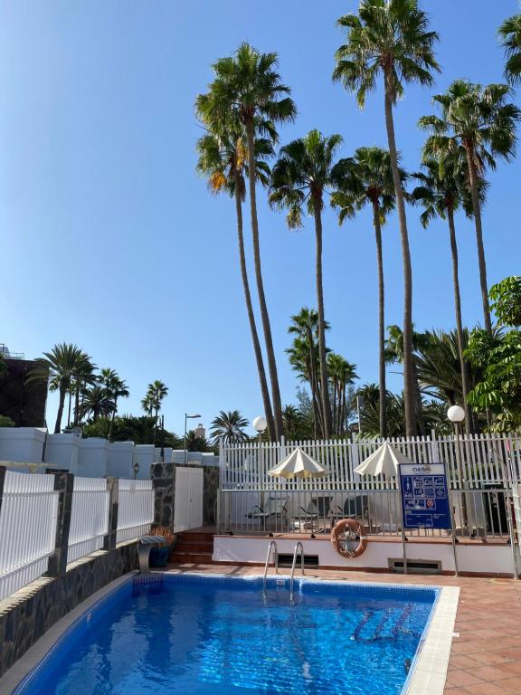 Bazén v ubytovaní Apartamentos Oasis Sol alebo v jeho blízkosti