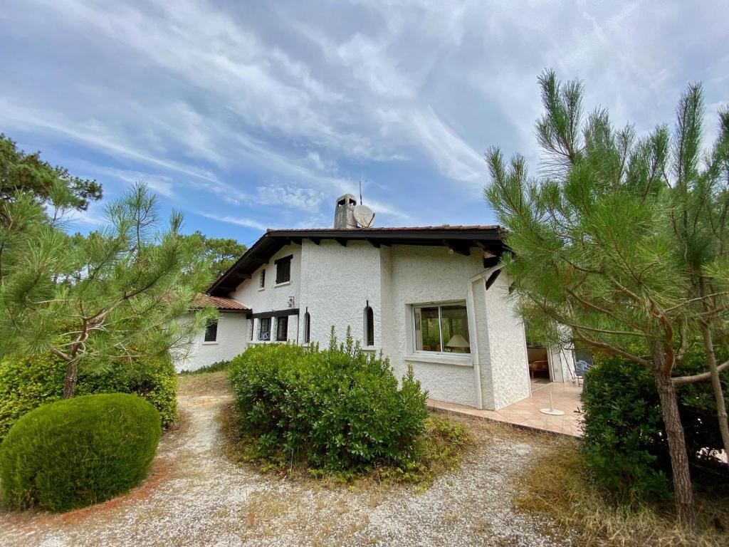 Gallery image of Cottage with a big idyllic garden at the lake in Lacanau