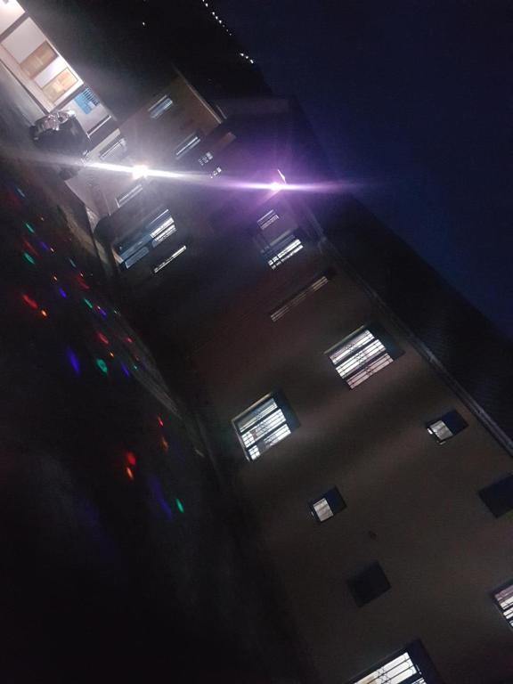 - une vue sur un bâtiment la nuit avec des lumières dans l'établissement Namulanda Motel, à Entebbe