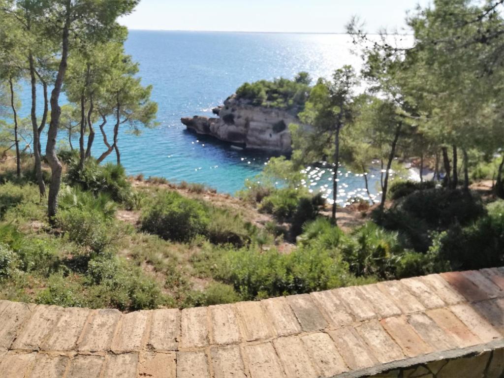 Cette maison offre une vue sur l'océan. dans l'établissement Casa Sinto, à El Perelló