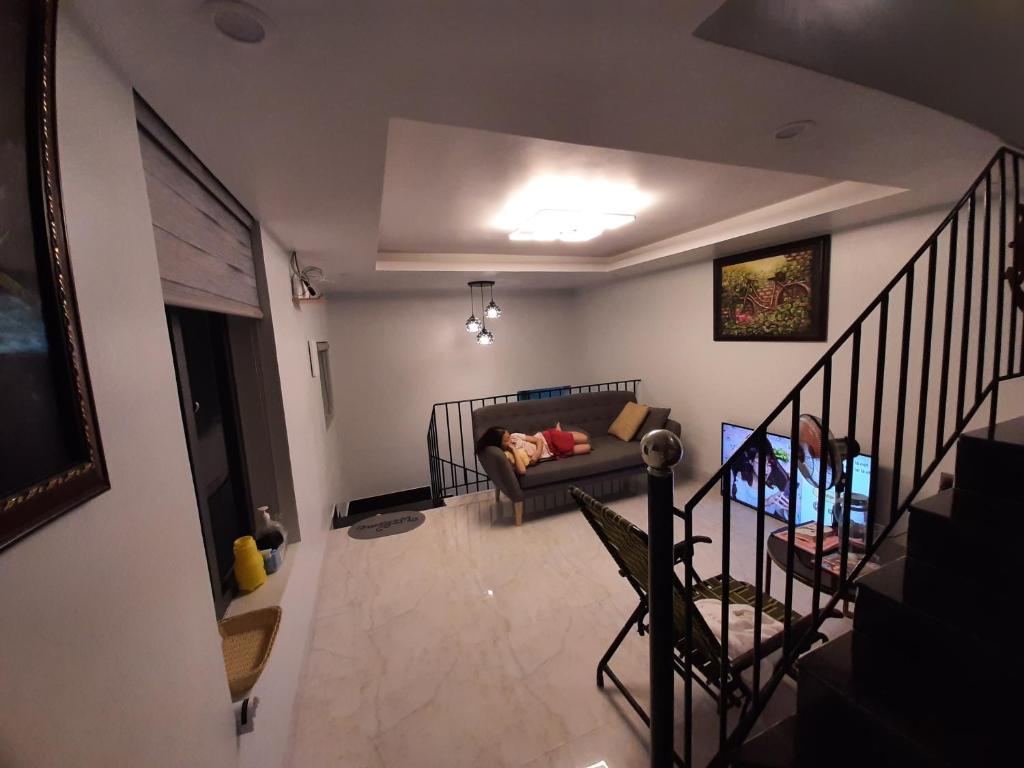 vista sul soffitto di un soggiorno con divano di Thom's Homestay a Vung Tau