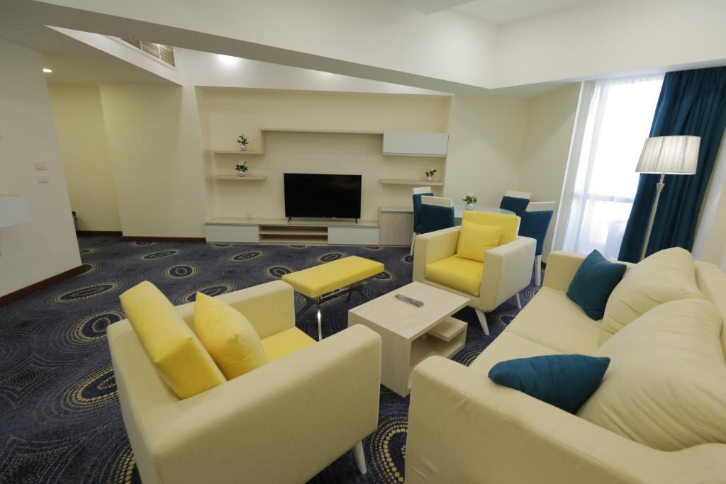 TV a/nebo společenská místnost v ubytování Tolip Gardens Hotel