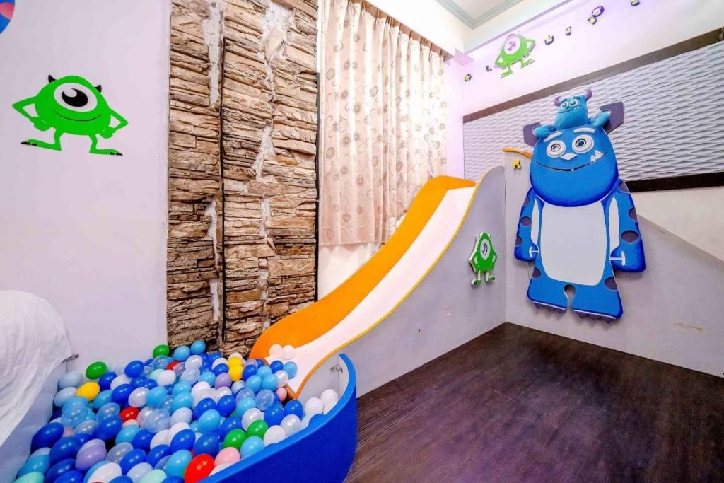 a childs room with a ball pit and a toy at Treasure House in Luodong