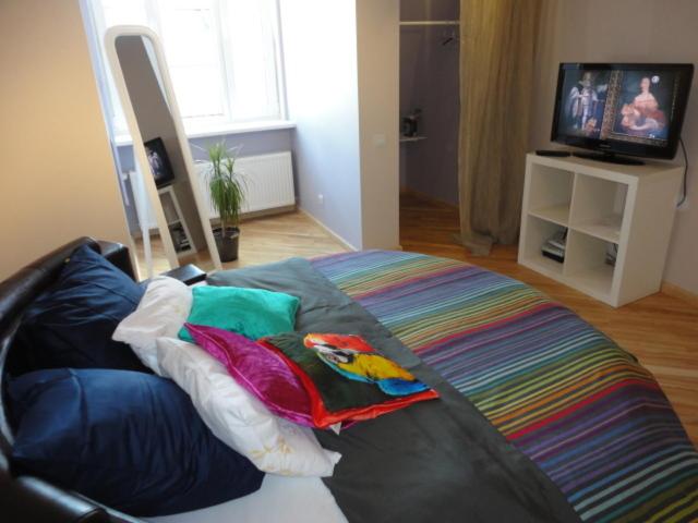 un divano con cuscini colorati in soggiorno di Capital Riga Apartment - Raiņa Boulevard a Riga