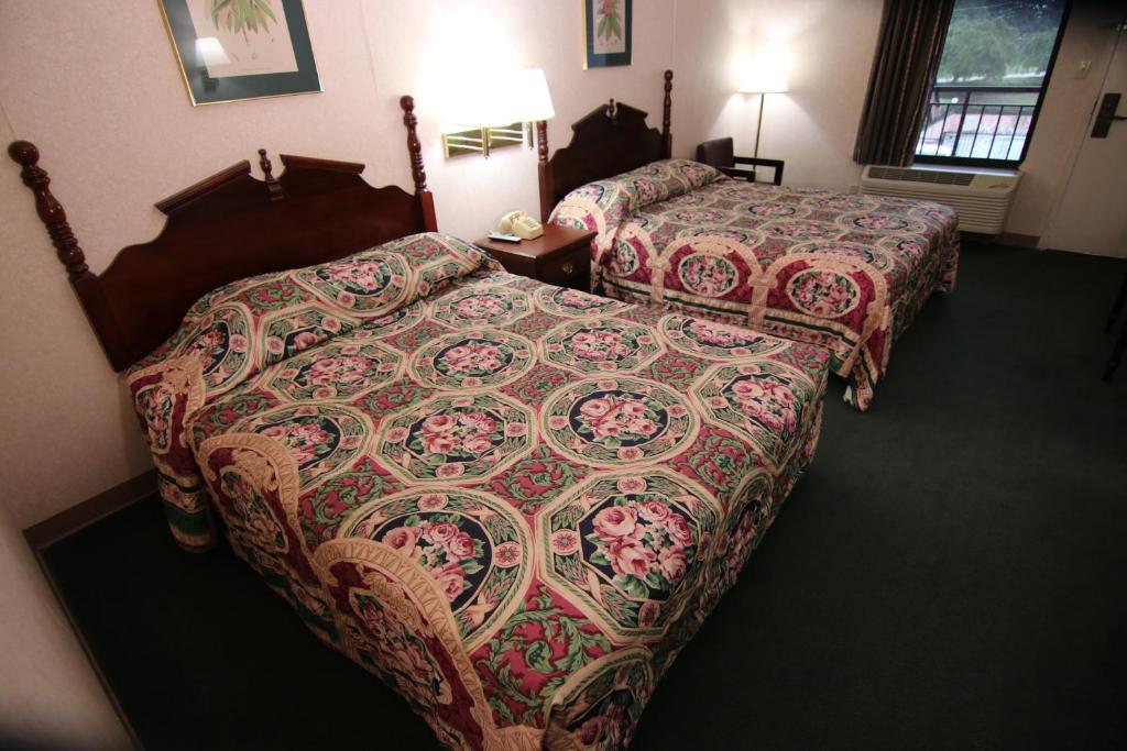 Postel nebo postele na pokoji v ubytování Executive Inn Kershaw