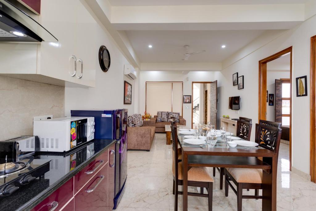 Hostie Eva Dreams - Private 2 BHK Apartments near Artemis, Medanta, Fortis hospitals - Two-Bedroom Apartment