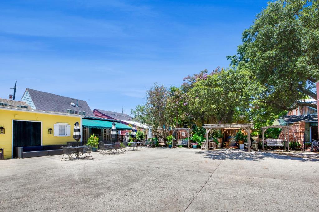 uma rua vazia numa cidade com cadeiras e árvores em New Orleans Jazz Quarters em Nova Orleans