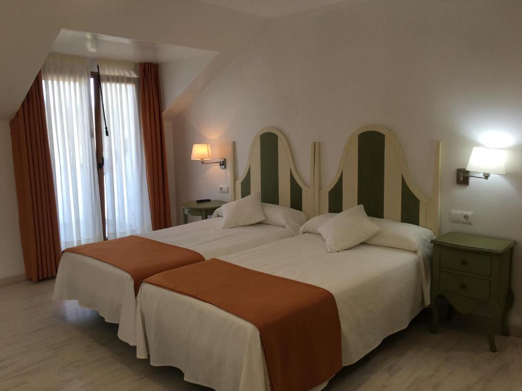 Cama o camas de una habitación en Hotel Valle de Cabezón