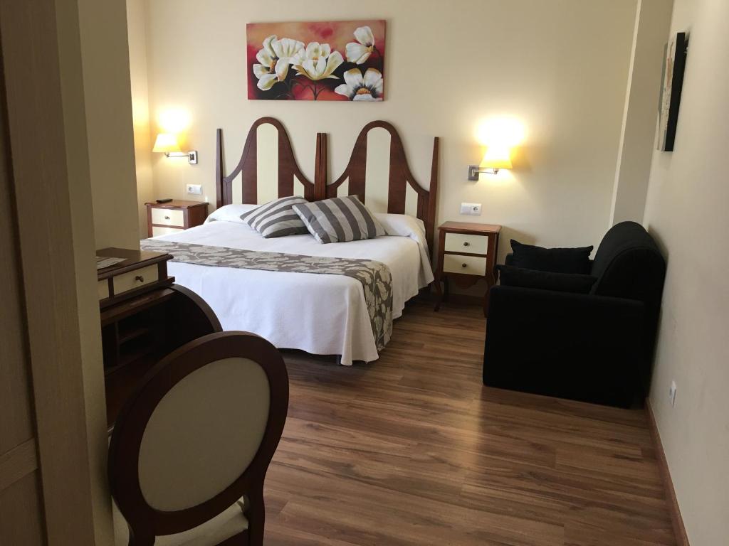 Cama o camas de una habitación en Hotel Valle de Cabezón