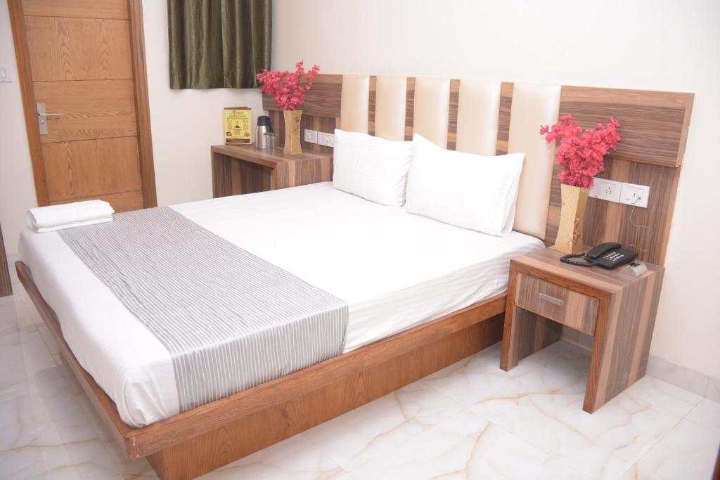 Postel nebo postele na pokoji v ubytování Hotel Golden Oasis - NEAR NEW DELHI RAILWAY STATION