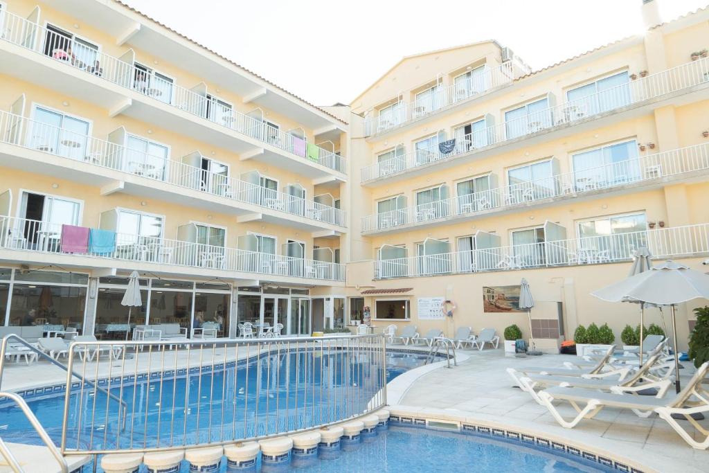 Bazén v ubytování Hotel S'Agoita nebo v jeho okolí