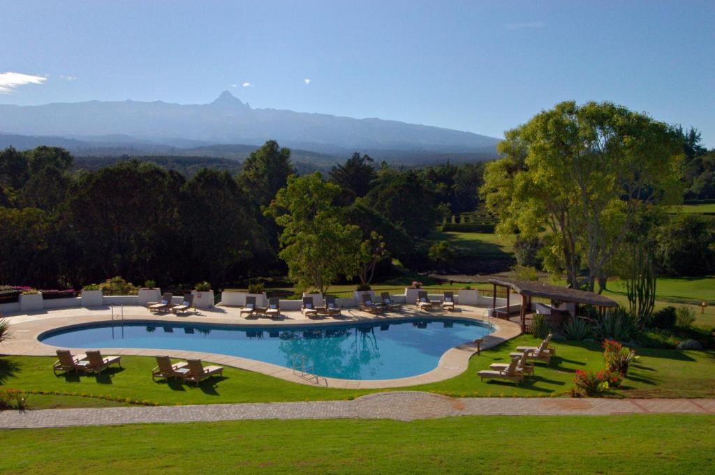 Uitzicht op het zwembad bij Fairmont Mount Kenya Safari Club of in de buurt