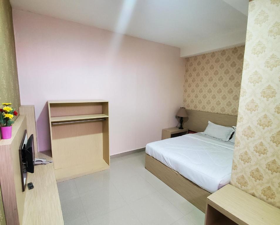 Tempat tidur dalam kamar di Guest House Tunas Daud near Universitas Kristen Artha Wacana Kupang Mitra RedDoorz