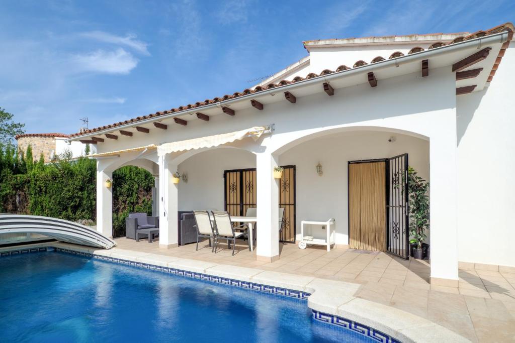 A piscina localizada em 3 bedrooms villa with private pool enclosed garden and wifi at Castello d'Empuries 2 km away from the beach ou nos arredores