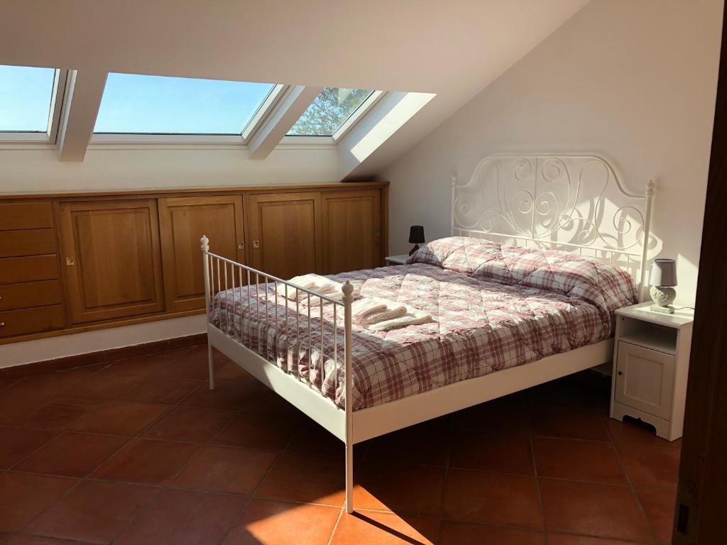 內米的住宿－Isola sul lago，一间卧室配有一张带天窗的床