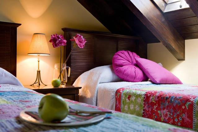 מיטה או מיטות בחדר ב-Apartamentos Santillana del Mar