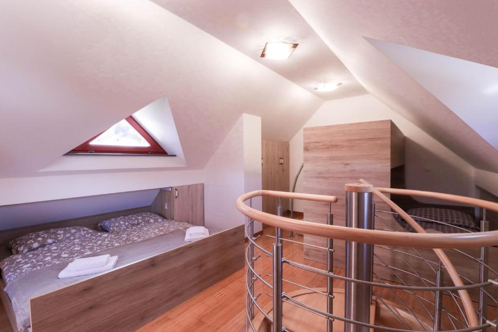 um quarto com um beliche num sótão em Timber Apartment em Bohinj