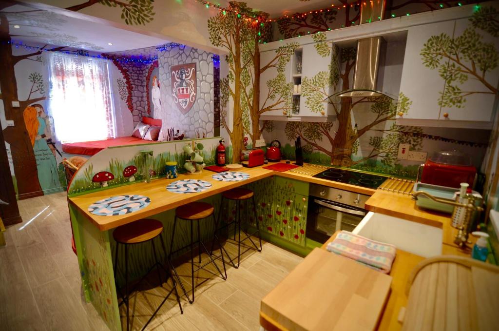 una cucina con armadi verdi e piano di lavoro di Princess Becfola fairytale cottage a Belfast