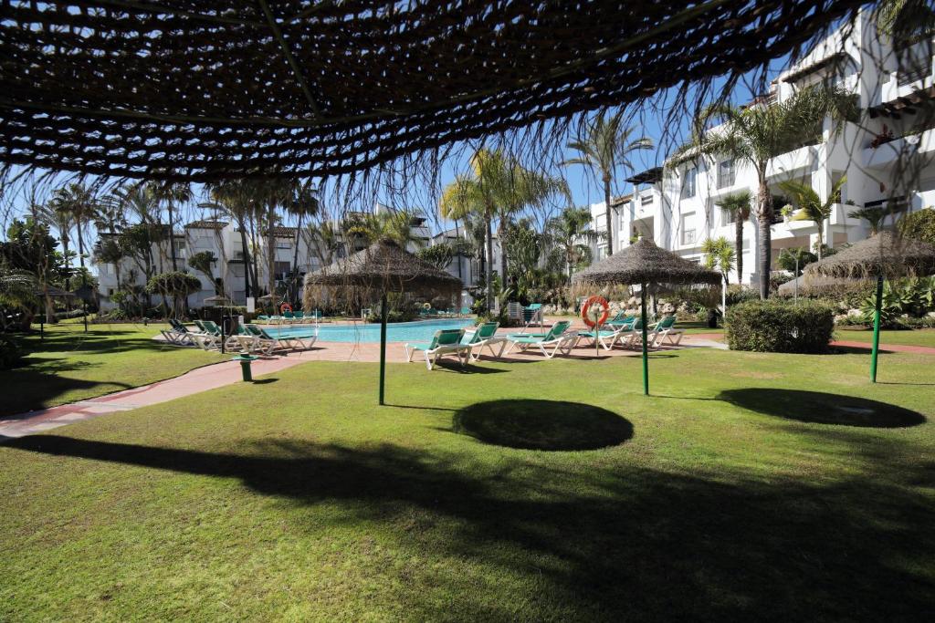 Bazén v ubytovaní Exceptional Beachfront Complex with Pool in Costalita, Estepona alebo v jeho blízkosti