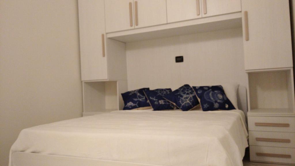 Postel nebo postele na pokoji v ubytování Elegantemare apartment