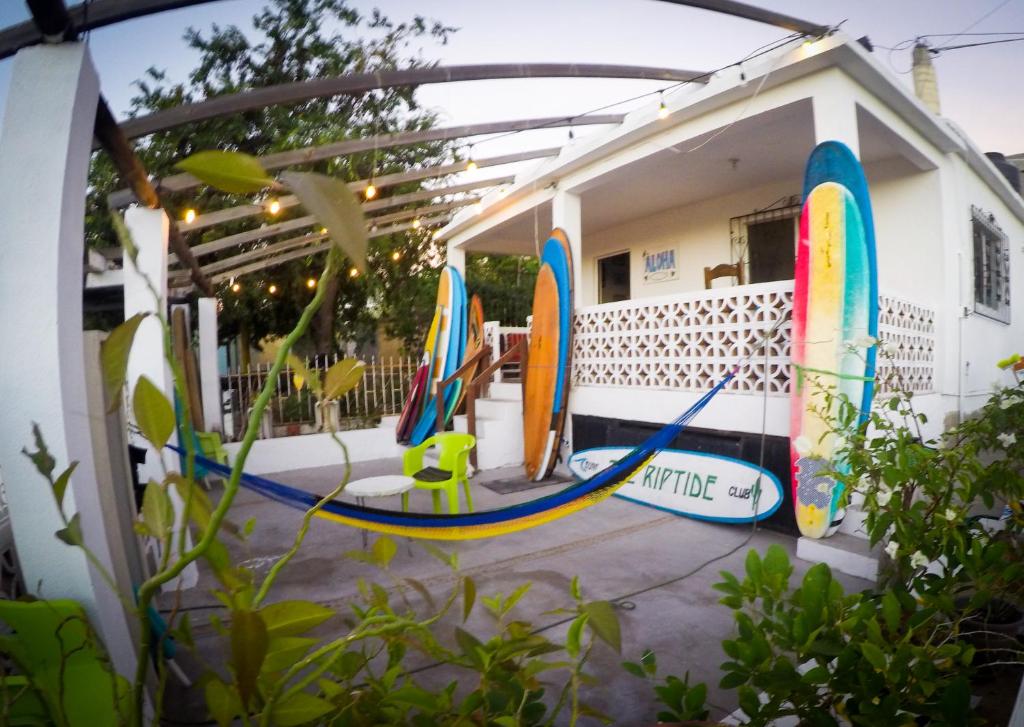 una habitación con tablas de surf en una casa en Surf Hostel Cabo "The Riptide", en San José del Cabo