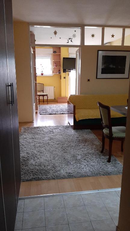 salon z kanapą i stołem w obiekcie Apartman 015 LiVe w mieście Šabac
