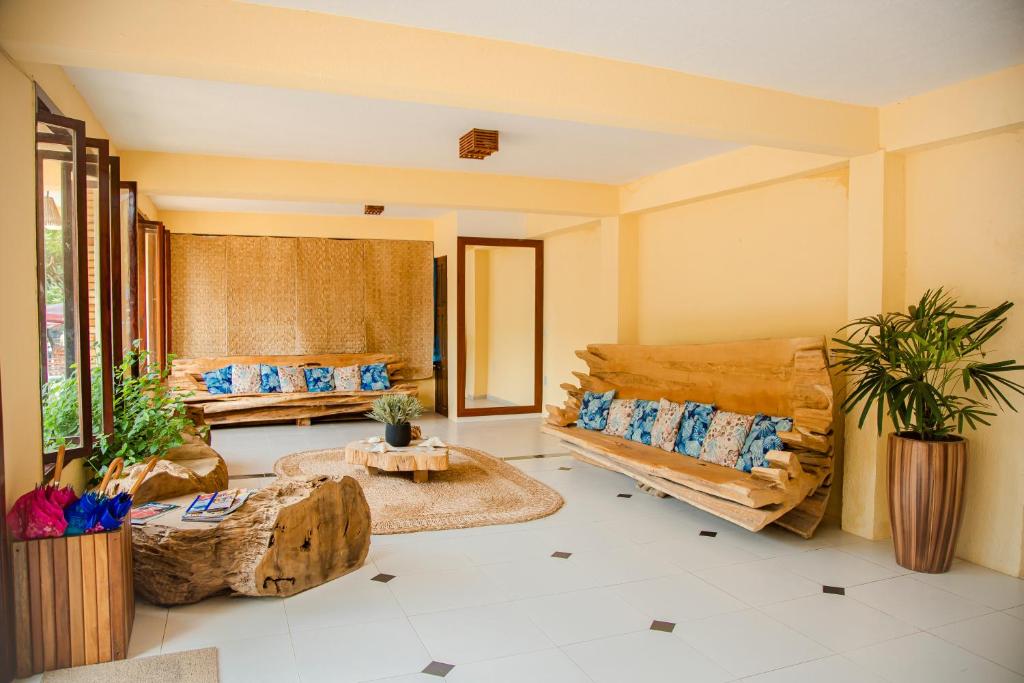 ein Wohnzimmer mit Sofas und einem Tisch in der Unterkunft Jeri Village Hotel in Jericoacoara