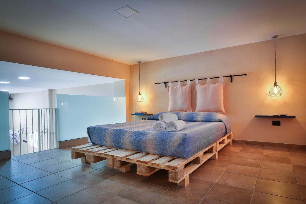 - une chambre avec un grand lit et un banc en bois dans l'établissement The Best of Me, à Naples