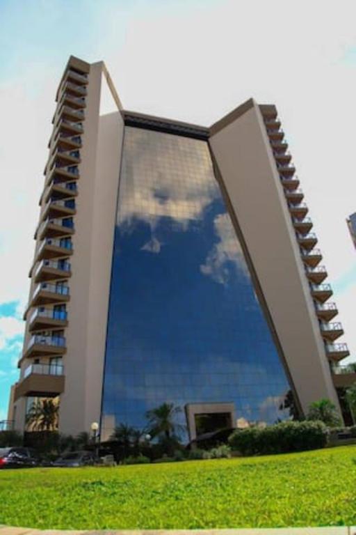 a building with a reflection of the sky in it at Flat Space Valley - Para 2 Pessoas in São José dos Campos