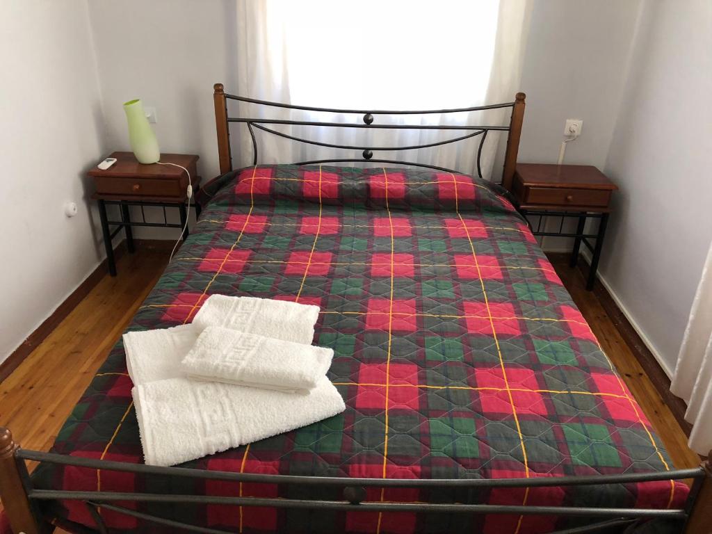 Una cama con dos toallas encima. en Martha IV, en Amaliás