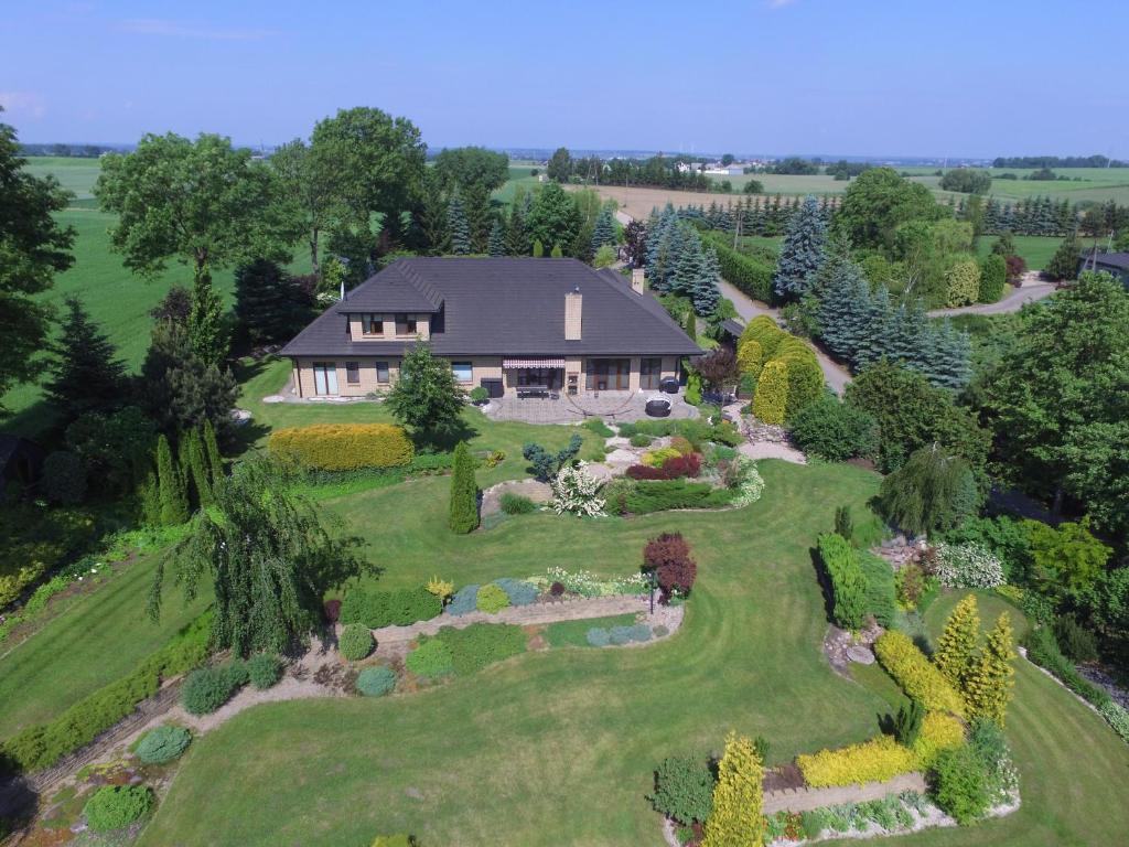 een luchtzicht op een huis met een tuin bij Villa Port Rybaki in Szczuka