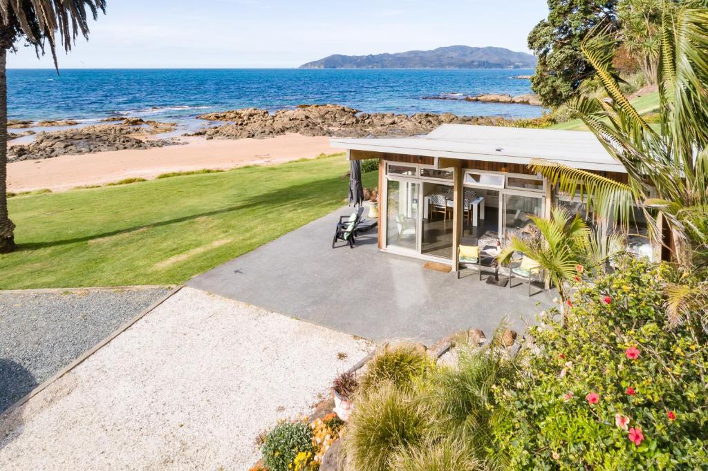 Golden Sand Beachfront Accommodation - Deluxe Apartment