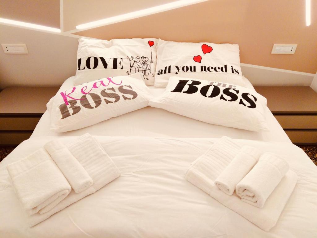 Una cama blanca con almohadas encima. en Centro Acquario Family, en Génova