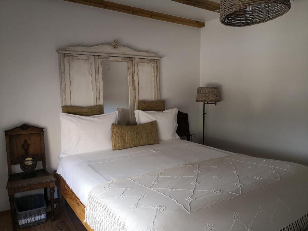 ein Schlafzimmer mit einem großen Bett mit weißer Bettwäsche in der Unterkunft Snug Independent Room in Lissabon