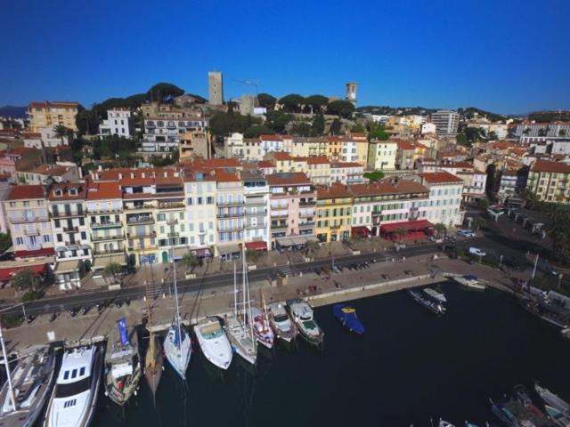 un grupo de barcos están atracados en un puerto en Cannes Old Port, Seafront & Seaview , fast wifi, best AC, en Cannes