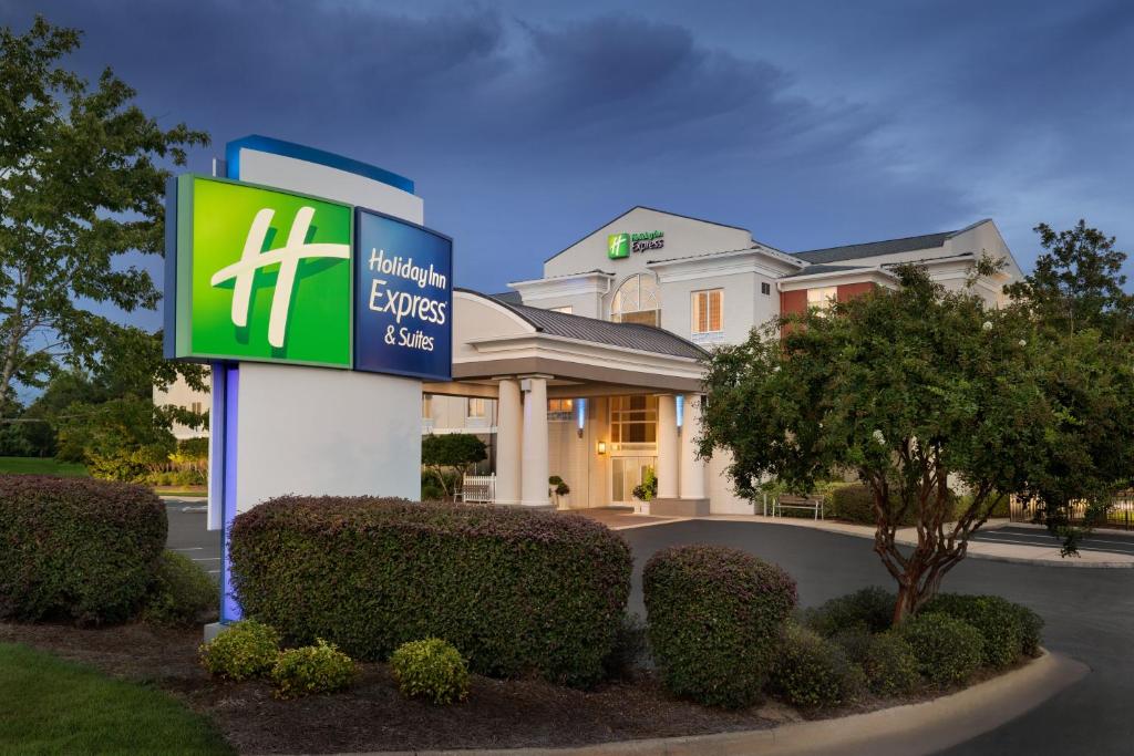um sinal em frente a um hotel em Holiday Inn Express Hotel & Suites Auburn - University Area, an IHG Hotel em Auburn