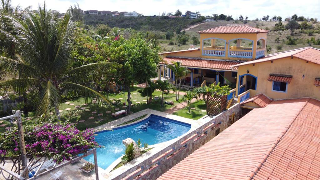 uma vista aérea de uma casa com piscina em Casa Litoral Sul - Praia Bela/ PB em Pitimbu