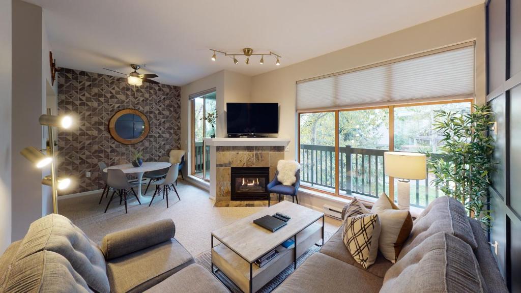 Χώρος καθιστικού στο 2BR in Northstar, Whistler Village, Fireplace, Hot Tub, Central Location, Ski Storage