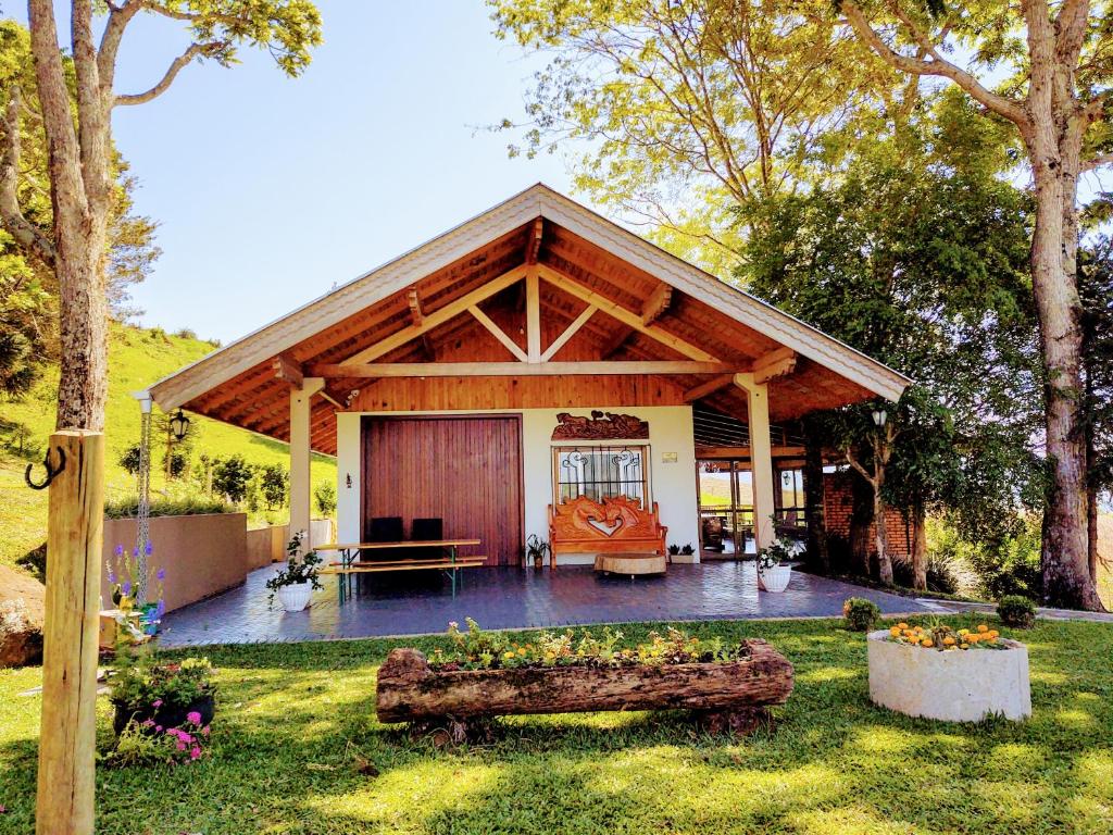 a pavilion with a bench in a yard at Rancho Ferradura in Treze Tílias