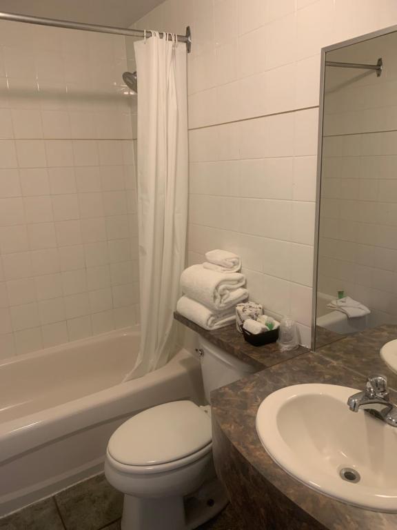 Un baño de Hotel and Suites Les Laurentides
